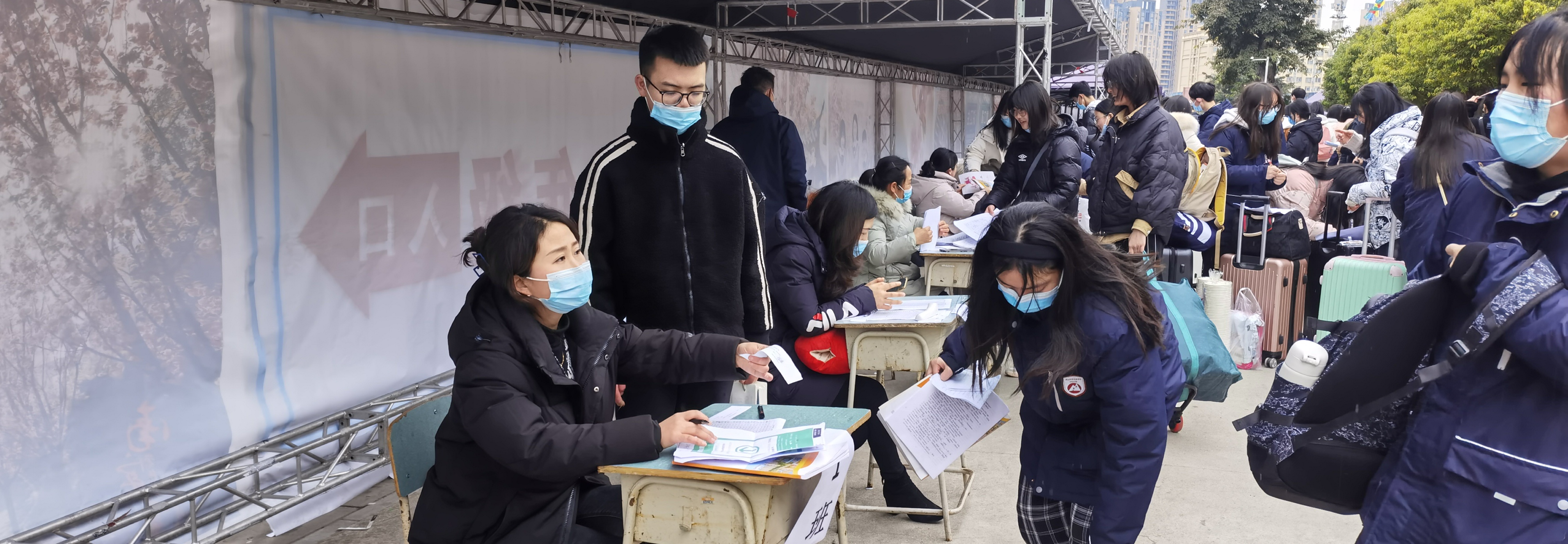 細雨連綿無斷絕， 腳步陣陣有回聲